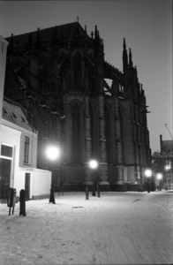 883878 Gezicht in Achter de Dom te Utrecht, tijdens winterse omstandigheden, bij nacht.